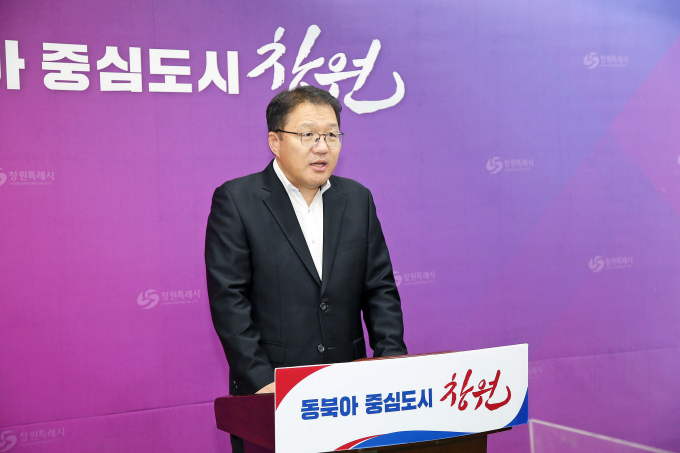 장금용 창원시 제1부시장이 28일 시청에서 창원지역자활센터 운영에 대해 브리핑을 하고 있다./사진=창원시