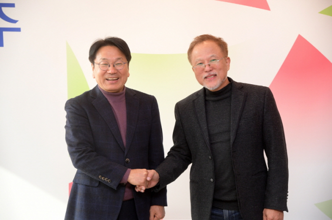 강기정 광주광역시장(왼쪽)이 28일 최수신 '2025 광주디자인비엔날레' 총감독(오른쪽)과 만나 내년 광주디자인비엔날레의 새로운 모델 구축 등에 대한 의견을 나눈 뒤 기념촬영하고 있다./사진=광주시