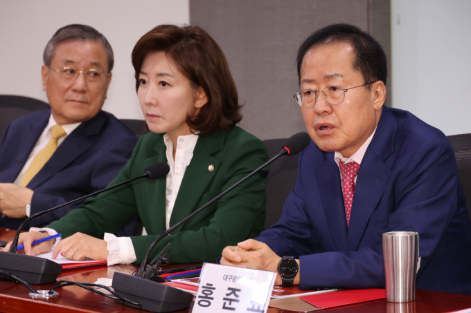 홍준표 대구시장(오른쪽)이 지난 11월12일 오전 서울 여의도 국회 의원회관에서 열린 국회의원 연구단체 인구와 기후 그리고 내일 정기포럼에서 '과학기술 혁신과 정치 행정'을 주제로 기조연설을 하고 있다./사진제공=뉴시스
