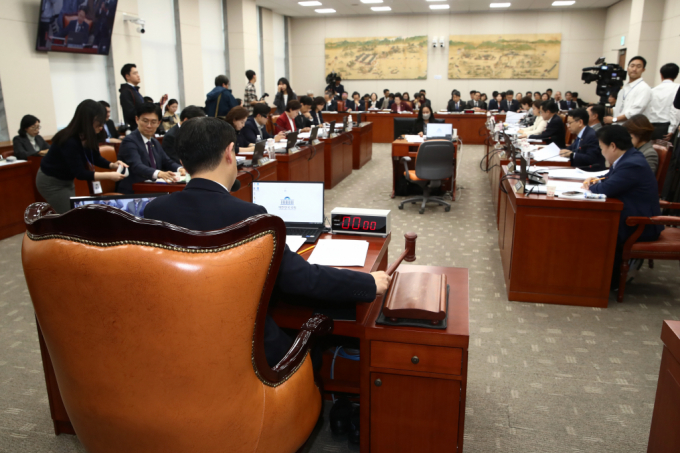 앞으로 초·중·고 현장체험학습에서 안전사고가 생겨도 담임교사 등 교직원이 안전조치를 다 했다면 민·형사상 책임을 물을 수 없게 된다. 사진은 김영호 국회 교육위원장이 지난 5일 오후 서울 여의도 국회에서 열린 교육위원회 전체회의에서 의사봉을 두드리고 있는 모습. /사진=뉴스1