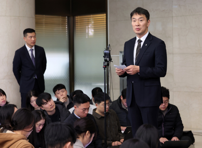 이복현 금융감독원장이 28일 서울 중구 명동 은행회관에서 열린 은행지주 이사회 의장들과의 간담회를 마친 후 백브리핑을 하고 있다. / 사진=뉴스1 김성진 기자  /사진=(서울=뉴스1) 김성진 기자