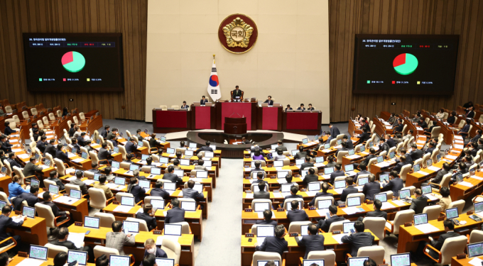  윤석열 대통령의 거부권 행사 이후 양곡관리법 개정안이 야당 주도로 다시 국회 본회의를 통과했다. 사진은 28일 오후 서울 여의도 국회에서 열린 제418회국회(정기회) 제13차 본회의에서 쌀값 급락 시 초과 생산량을 의무적으로 매입하도록 규정한 '양곡관리법 일부개정법률안(대안)'이 통과되고 있는 모습. /사진=뉴스1