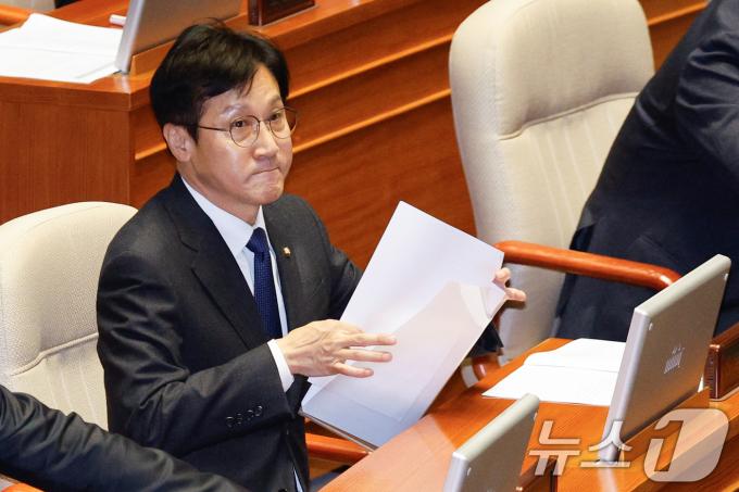 총선 경선 여론조작과 뇌물 수수 혐의로 구속영장이 청구된 신영대 더불어민주당 의원이 28일 오후 서울 여의도 국회에서 열린 제418회국회(정기회) 제13차 본회의에서 체포동의안 표결에 앞서 신상발언을 마친 후 자리하고 있다. 신 의원 체포동의안은 재적 300인, 가 93표, 부 297표, 기권 5표로 부결됐다. 2024.11.28/뉴스1 ⓒ News1 안은나 기자
