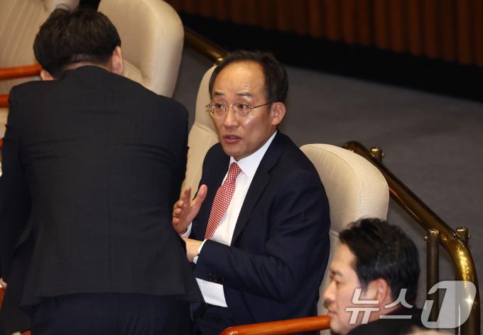 추경호 국민의힘 원내대표가 28일 오후 서울 여의도 국회에서 열린 제418회국회(정기회) 제13차 본회의에서 동료 의원과 대화하고 있다. 2024.11.28/뉴스1 ⓒ News1 김민지 기자