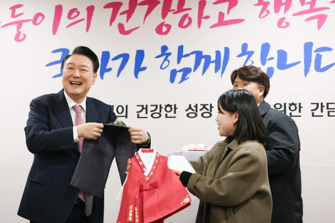 윤석열 대통령은 28일 서울성모병원을 찾아 내년에 돌을 맞이할 다섯쌍둥이, 최근 두 돌을 맞이한 세쌍둥이 등 8명의 아이들에게 한복을 선물했다.