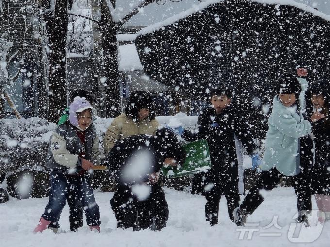 27일 오전 전북자치도 진안군에 15㎝ 이상의 첫눈이 내린 가운데 진안초등학교 어린이들이 신나게 뛰어노는 모습(진안군 제공) ⓒ News1 김동규 기자