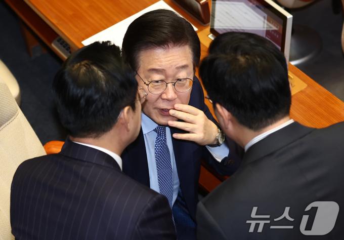 이재명 더불어민주당 대표가 28일 오후 서울 여의도 국회에서 열린 제418회국회(정기회) 제13차 본회의에서 박찬대 원내대표, 박성준 원내수석부대표 등과 대화하고 있다. 2024.11.28/뉴스1 ⓒ News1 김민지 기자