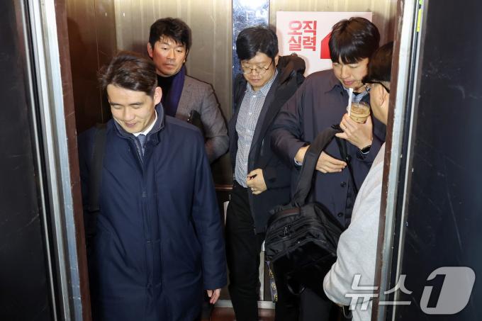 '명태균 공천개입' 의혹을 수사 중인 창원지방검찰청 수사관들이 28일 오후 서울 영등포구 여의도 국민의힘 당사를 압수수색하기 위해 사무실로 향하고 있다. 2024.11.28/뉴스1 ⓒ News1 민경석 기자