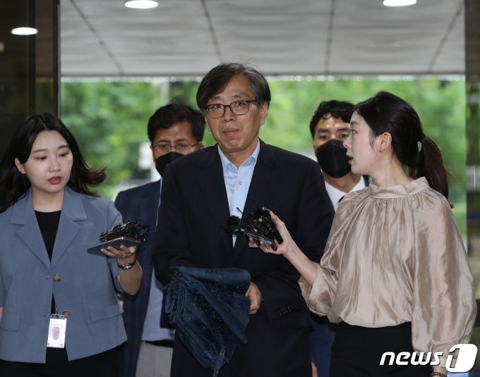 대장동 로비 의혹을 받고 있는 양재식 변호사(전 특검보)가 29일 오전 서울 서초구 서울중앙지방법원에서 열린 구속 전 피의자심문(영장실질심사)에 출석하고 있다. 검찰은 박영수 전 특별검사와 양 변호사가 대장동 민간업자들을 지원하는 대가로 수백억원을 약속 받았다고 보고 있다. 2023.6.29/뉴스1 ⓒ News1 신웅수 기자