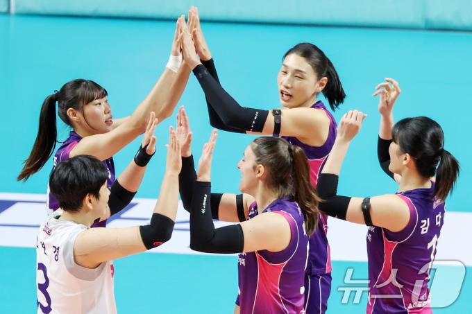 28일 오후 서울 중구 장충체육관에서 열린 프로배구 '도드람 2024-2025 V-리그' 여자부 GS칼텍스 서울KIXX와 흥국생명 핑크스파이더스의 경기에서 흥국생명 선수들이 득점에 성공한 뒤 기뻐하고 있다. 2024.11.28/뉴스1 ⓒ News1 민경석 기자