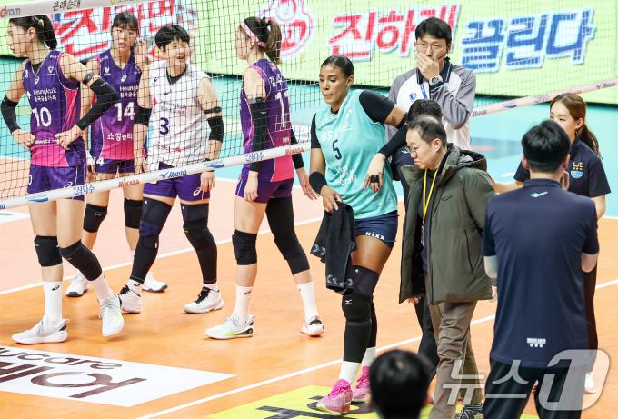 28일 오후 서울 중구 장충체육관에서 열린 프로배구 '도드람 2024-2025 V-리그' 여자부 GS칼텍스 서울KIXX와 흥국생명 핑크스파이더스의 경기에서 GS칼텍스 지젤 실바가 부상을 당해 코트를 떠나고 있다. 2024.11.28/뉴스1 ⓒ News1 민경석 기자
