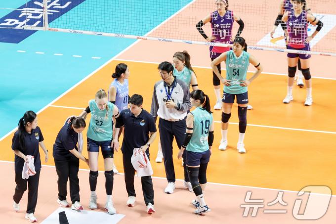 28일 오후 서울 중구 장충체육관에서 열린 프로배구 '도드람 2024-2025 V-리그' 여자부 GS칼텍스 서울KIXX와 흥국생명 핑크스파이더스의 경기에서 GS칼텍스 스테파니 와일러가 부상을 당해 코트를 떠나고 있다. 2024.11.28/뉴스1 ⓒ News1 민경석 기자