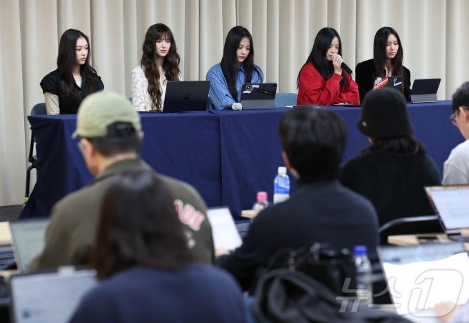 걸그룹 뉴진스가 28일 오후 서울 강남구 스페이스쉐어 삼성역센터에서 열린 전속계약 해지 관련 기자회견에 참석해 있다. 왼쪽부터 해린, 다니엘, 민지, 하니, 혜인. (공동취재) 2024.11.28/뉴스1 ⓒ News1 권현진 기자