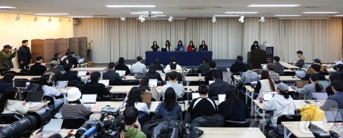 그룹 뉴진스가 28일 서울 강남구 스페이스쉐어 삼성역센터에서 어도어와의 전속계약 해지 관련 긴급 기자회견을 하고 있다. 왼쪽부터 해린, 다니엘, 하니, 민지, 혜인. (공동취재) 2024.11.28/뉴스1