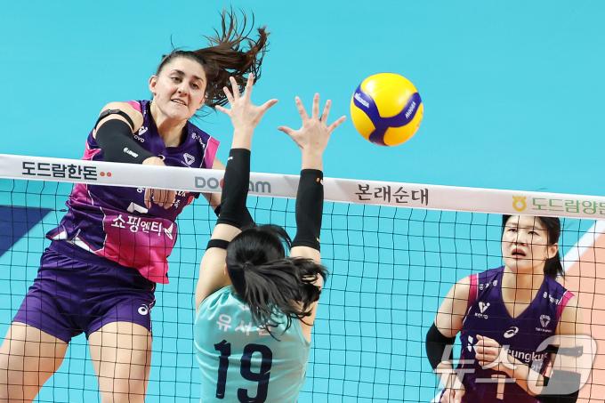 28일 오후 서울 중구 장충체육관에서 열린 프로배구 '도드람 2024-2025 V-리그' 여자부 GS칼텍스 서울KIXX와 흥국생명 핑크스파이더스의 경기에서 흥국생명 피치가 공격을 시도하고 있다. 2024.11.28/뉴스1 ⓒ News1 민경석 기자
