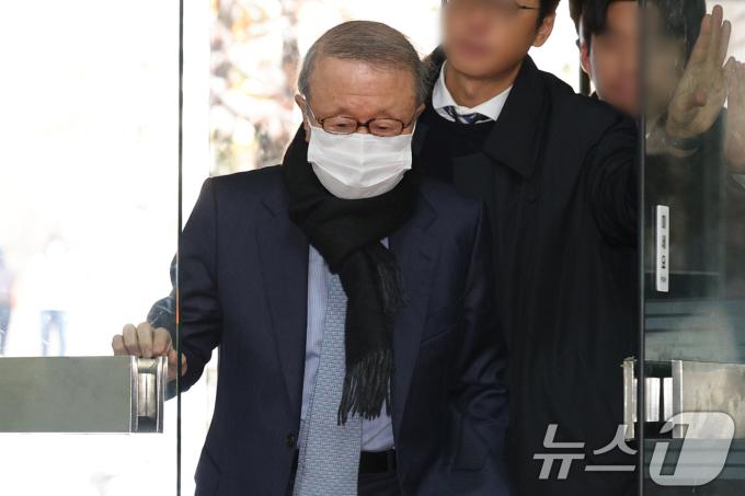 횡령·배임 혐의를 받는 홍원식 전 남양유업 회장이 28일 오전 서울 서초구 서울중앙지법에서 열린 구속 전 피의자 심문(영장실질심사)에 출석하고 있다. 홍 전 회장은 남양유업을 운영하면서 납품업체들로부터 거래 대가로 수십억 원을 수수하고, 인척이 운영하는 업체를 거래 중간에 불필요하게 끼워 넣어 회사에 100억 원대 손해를 끼친 혐의를 받는다. 2024.11.28/뉴스1 ⓒ News1 신웅수 기자