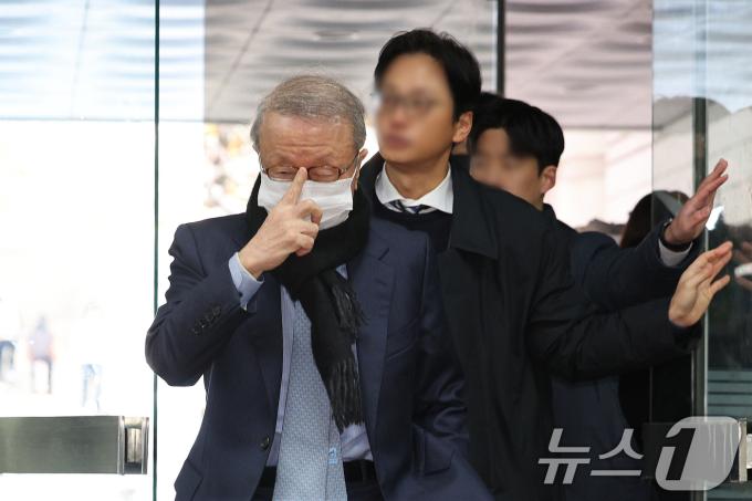 횡령·배임 혐의를 받는 홍원식 전 남양유업 회장이 28일 오전 서울 서초구 서울중앙지법에서 열린 구속 전 피의자 심문(영장실질심사)에 출석하고 있다. 홍 전 회장은 남양유업을 운영하면서 납품업체들로부터 거래 대가로 수십억 원을 수수하고, 인척이 운영하는 업체를 거래 중간에 불필요하게 끼워 넣어 회사에 100억 원대 손해를 끼친 혐의를 받는다. 2024.11.28/뉴스1 ⓒ News1 신웅수 기자