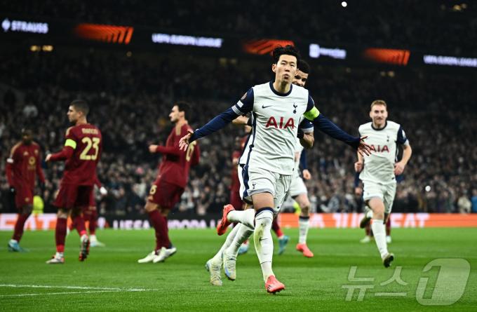 토트넘 홋스퍼 손흥민이 29일(한국시간) 열린 2024-25 UEFA 유로파리그 AS로마전에서 전반 5분 페널티킥 골을 넣은 뒤 기뻐하고 있다. ⓒ 로이터=뉴스1