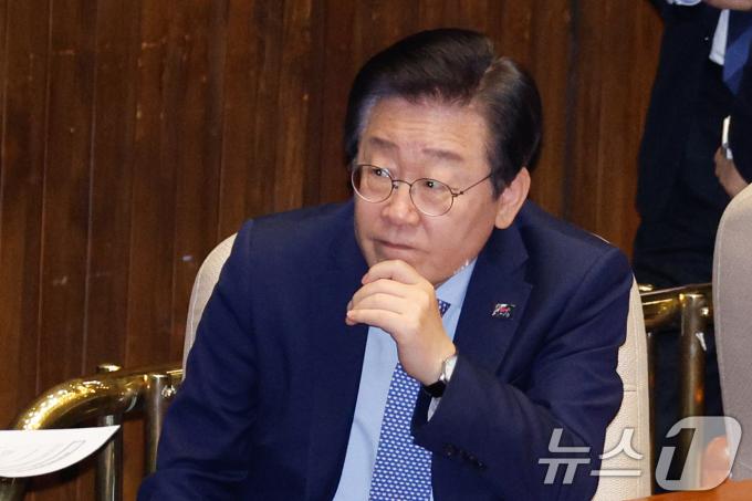 이재명 더불어민주당 대표가 28일 오후 서울 여의도 국회에서 열린 제418회국회(정기회) 제13차 본회의에서 박찬대 원내대표, 박성준 원내수석부대표와 대화하고 있다. 2024.11.28/뉴스1 ⓒ News1 안은나 기자