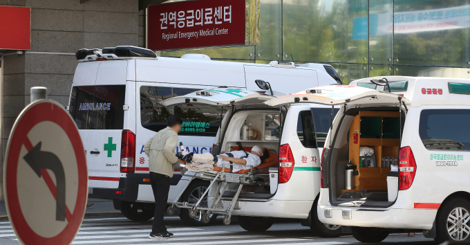 잠실 롯데호텔월드에서 천장 페인트칠을 하던 노동자가 작업 중 추락해 사망했다. 사진은 지난 9월4일 서울 양천구 목동 이대목동병원 권역응급의료센터 앞에서 환자가 구급차로 이송되는 모습. 해당 기사와 상관없음. /사진=뉴스1