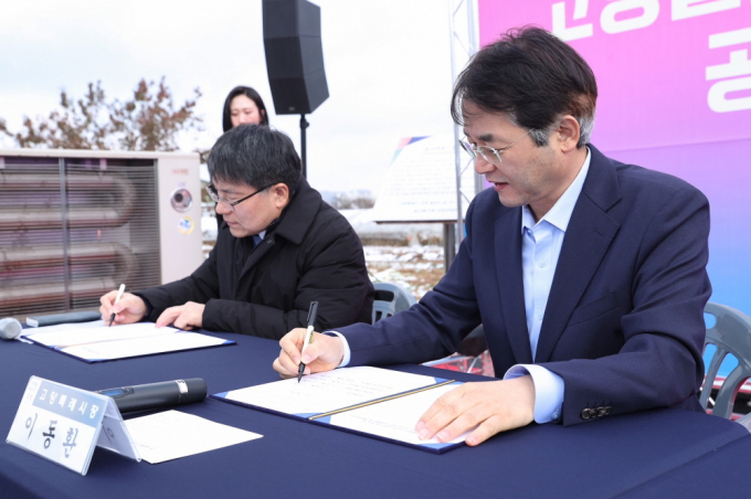 이동환 고양특례시장(오른쪽)이 지난 28일 고양설문 연료전지 발전시설 공동협력 협약서에 사인하고 있다. /사진제공=고양특례시