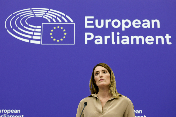 유럽연합(EU)의 입법기구 유럽의회가 러시아와 북한의 군사협력을 비판하면서 한국에 우크라이나 지원을 촉구했다. 사진은 로베르타 메솔라 유럽의회 의장의 모습. /사진=로이터