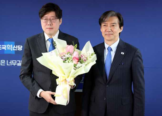 법무부가 이규원 조국혁신당 대변인을 검사직에서 해임 처분한다고 밝혔다. 사진은 조국 조국혁신당 대표(오른쪽)가 지난 3월11일 서울 여의도 조국혁신당 당사에서 열린 전문가 입당식에서 이규원 조국혁신당 대변인에게 꽃다발을 전달한 후 기념촬영 하는 모습. /사진=뉴시스