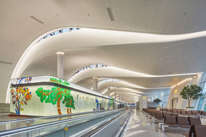 한화 건설부문이 인천국제공항 제2여객터미널 확장공사를 마쳤다. 사진은 인천국제공항 제2여객터미널 탑승게이트 주변. /사진=한화 건설부문