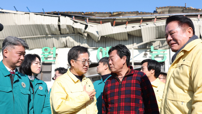 김동연 경기도지사가 29일 폭설로 지붕이 무너진 안양 농수산물도매시장을 찾아 피해 상황을 살피고  있다. 사진제공=경기도