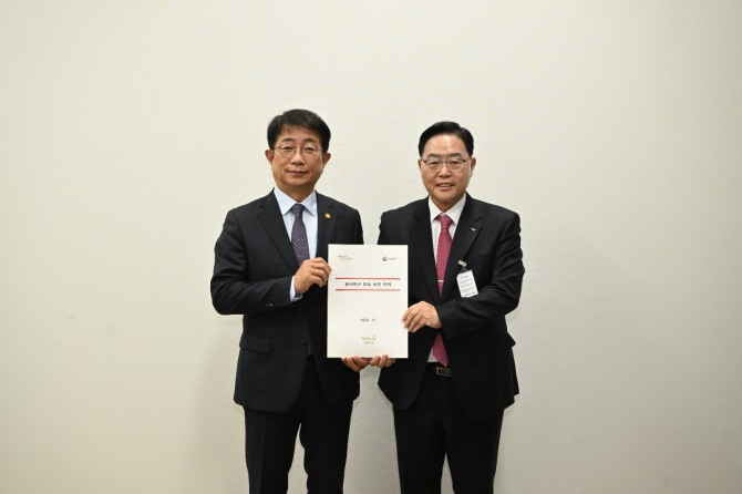 강수현 양주시장(오른쪽)이 28일 박상우 국토부장관과 면담 후 포즈를 취하고 있다. / 사진제공=양주시