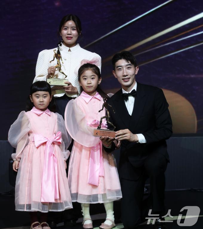 조현우(울산HD)가 29일 오후 서울 서대문구 스위스그랜드호텔에서 열린 프로축구 '하나은행 K리그 2024 대상 시상식'에서 K리그1 MVP를 수상한 후 가족들과 기념촬영을 하고 있다. 2024.11.29/뉴스1 ⓒ News1 오대일 기자