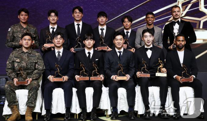 29일 오후 서울 서대문구 스위스그랜드호텔에서 열린 프로축구 '하나은행 K리그 2024 대상 시상식'에서 윤정환 감독, MVP 조현우, 신인왕 양민혁을 비롯한 영광의 수상자들이 트로피를 들고 기념촬영을 하고있다. 2024.11.29/뉴스1 ⓒ News1 오대일 기자