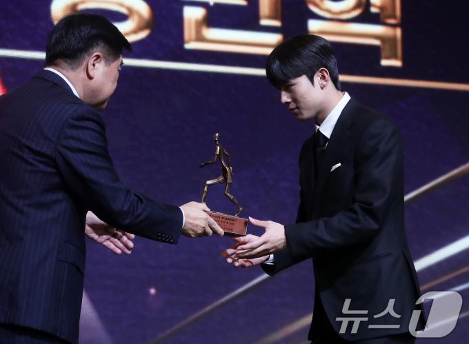 양민혁(강원FC)이 29일 오후 서울 서대문구 스위스그랜드호텔에서 열린 프로축구 '하나은행 K리그 2024 대상 시상식'에서 K리그1 영플레이어상(신인왕)을 수상하고 있다. 2024.11.29/뉴스1 ⓒ News1 오대일 기자
