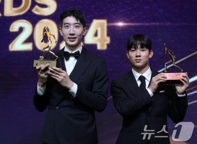 29일 오후 서울 서대문구 스위스그랜드호텔에서 열린 프로축구 '하나은행 K리그 2024 대상 시상식'에서 K리그1 MVP와 영플레이어상을 수상한 조현우(울산HD)와 양민혁(강원FC)이 트로피를 들고 포즈를 취하고 있다. 2024.11.29/뉴스1 ⓒ News1 오대일 기자