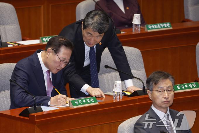 박성재 법무부 장관과 이주호 사회부총리가 29일 오후 서울 여의도 국회에서 제418회국회(정기회) 예산결산특별위원회 제13차 전체회의에서 대화를 나누고 있다. 이날 예산소위에서 야당 주도로 정부 예산안 감액안이 통과됐다. 2024.11.29/뉴스1 ⓒ News1 안은나 기자