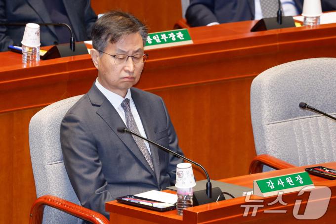 최재해 감사원장이 29일 오후 서울 여의도 국회에서 제418회국회(정기회) 예산결산특별위원회 제13차 전체회의에서 여야 의원들의 발언을 듣고 있다. 이날 야당이 사상 처음으로 예산심사소위원회에서 '감액 예산안'을 강행 처리했다. 예결위 소위에서 야당이 예산안을 단독으로 처리한 것은 이번이 처음이다. 2024.11.29/뉴스1 ⓒ News1 안은나 기자