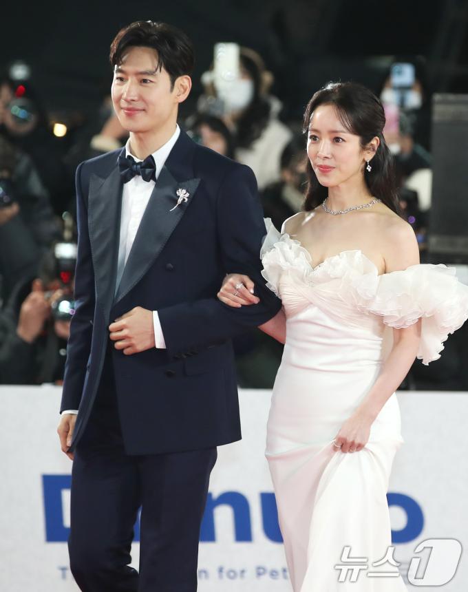 배우 이제훈과 한지민(오른쪽)이 29일 서울 영등포구 여의도 KBS홀에서 열린 제45회 청룡영화상 레드카펫 행사에 참석하고 있다. 2024.11.29/뉴스1 ⓒ News1 권현진 기자