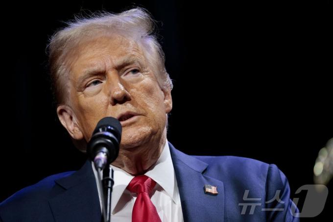 미국 공화당 대선 후보인 도널드 트럼프 전 대통령이 지난달 10일(현지시간) 미시간주 디트로이트의 디트로이트 이코노믹 클럽에서 “멕시코에서 생산돼 수입되는 중국산 자동차에 최대 1000% 관세를 부과하겠다”고 말하고 있다. 2024.10.11 ⓒ AFP=뉴스1 ⓒ News1 우동명 기자