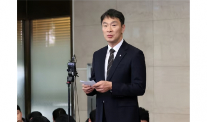 지난 28일 이복현 금융감독원장이 서울 중구 명동 은행회관에서 열린 은행지주 이사회 의장들과의 간담회를 마친 후 백브리핑을 하고 있다. 이 원장은 이자리에서 고려아연과 경영권 분쟁 중인 영풍에 대해 회계감리에 착수한다고 했고,  영풍과 손잡고 고려아연 인수를 시도하는 MBK파트너스에 대해 금융자본의 산업자본 지배에 대해 고민해봐야 한다며 부정적인 견해를 나타냈다/ 사진=뉴스1 김성진 기자