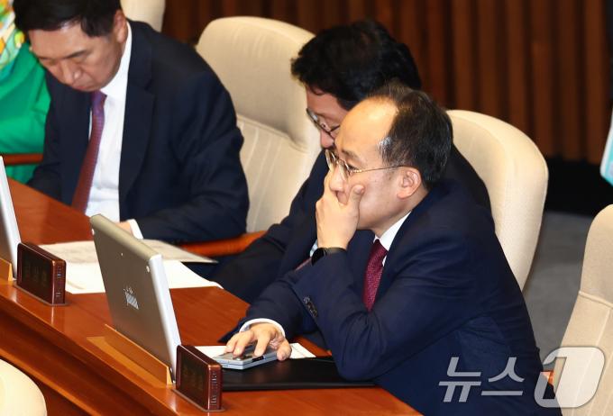 국민의힘 추경호 원내대표이 14일 오후 서울 여의도 국회에서 열린 제418회국회(정기회) 제12차 본회의에서 생각에 잠겨 있다. 2024.11.14/뉴스1 ⓒ News1 김민지 기자