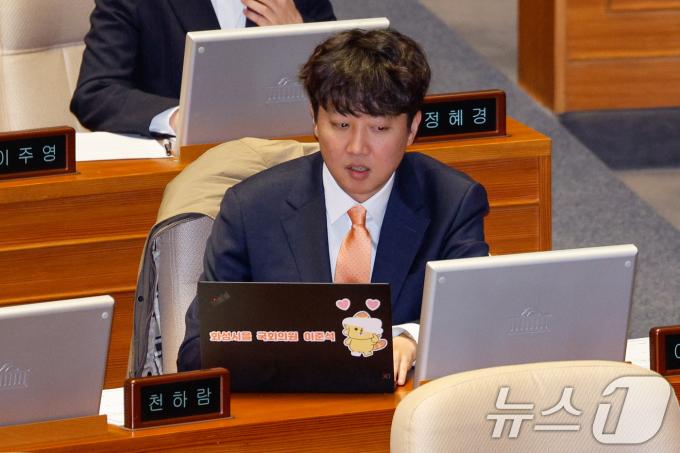 이준석 개혁신당 의원이 28일 오후 서울 여의도 국회에서 열린 제418회국회(정기회) 제13차 본회의에 자리하고 있다. 2024.11.28/뉴스1 ⓒ News1 안은나 기자