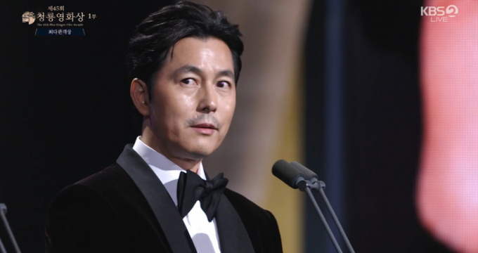 배우 정우성이 29일 오후 서울 영등포구 여의도 KBS홀에서 열린 제45회 청룡영화상에 최다관객상 시상자로 등장해 '혼외자 논란' 관련 발언을 하고 있다.  /사진=KBS캡처