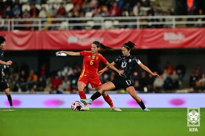 신상우 감독이 이끄는 여자축구대표팀이 30일(한국시간) 열린 스페인과 원정 평가전에서 0-5로 대패했다. (대한축구협회 제공)