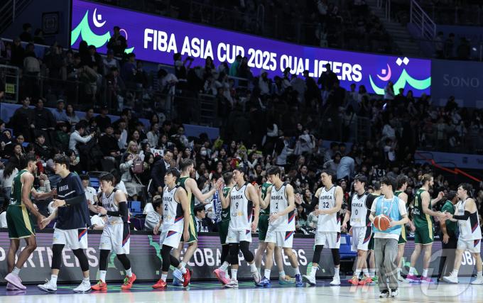 24일 오후 경기도 고양시 일산서구 고양소노아레나에서 열린  2025 국제농구연맹(FIBA) 아시아컵 예선 4차전 대한민국과 호주의 경기를 75대 98으로 패배한 대한민국 선수들이 호주 선수들과 인사하고 있다. 2024.11.24/뉴스1 ⓒ News1 이재명 기자
