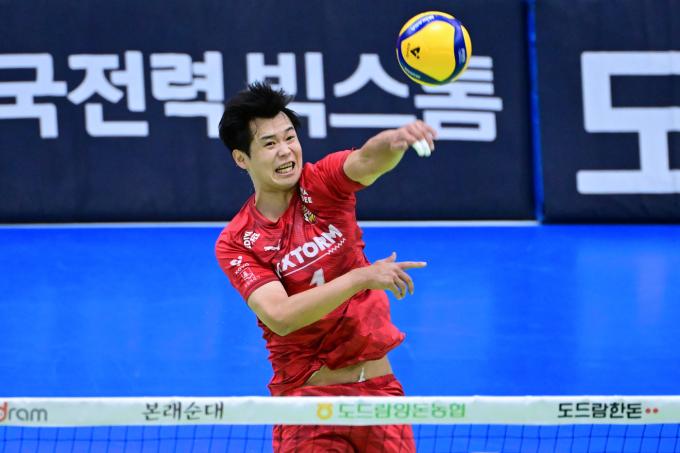 한국전력 서재덕이 30일 열린 우리카드와의 경기에서 공격을 시도하고 있다. (KOVO 제공)