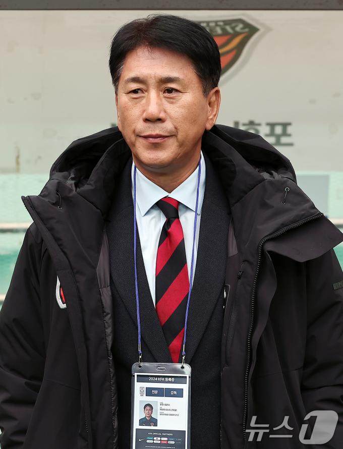 박태하 포항스틸러스 감독이 30일 오후 서울 마포구 서울월드컵경기장에서 열리는 '2024 하나은행 코리아컵 결승전' 포항 스틸러스와 울산HD의 경기를 앞두고 그라운드를 응시하고 있다. 2024.11.30/뉴스1 ⓒ News1 김진환 기자