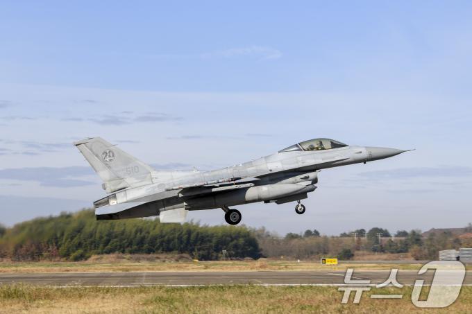 F-16이 훈련 참가를 위해 이륙하고 있다. (공군 제공) 2024.11.25/뉴스1