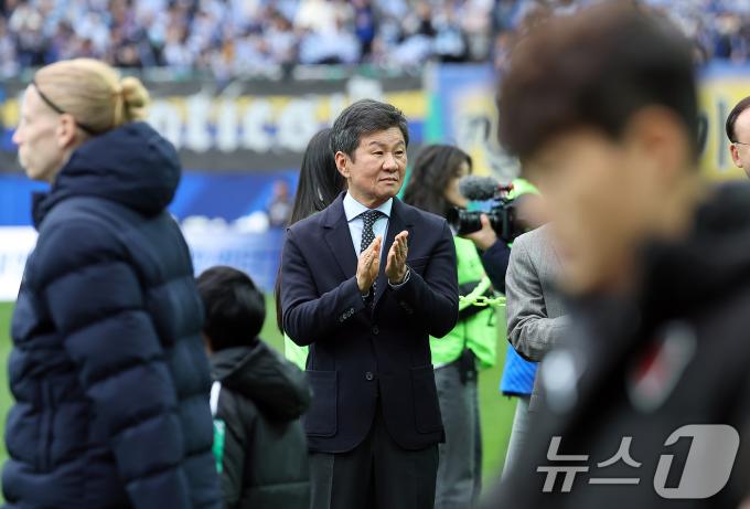 정몽규 대한축구협회장이 30일 오후 서울 마포구 서울월드컵경기장에서 열리는 '2024 하나은행 코리아컵 결승전' 포항 스틸러스와 울산HD의 경기를 앞두고 입장하는 선수들을 보며 손뼉을 치고 있다. 2024.11.30/뉴스1 ⓒ News1 김진환 기자