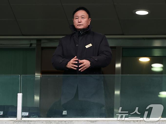 대한축구협회장 출마를 선언한 허정무 전 축구대표팀 감독이 30일 오후 서울 마포구 서울월드컵경기장에서 열리는 '2024 하나은행 코리아컵 결승전' 포항 스틸러스와 울산HD의 경기를 찾아 관전하고 있다. 2024.11.30/뉴스1 ⓒ News1 김진환 기자