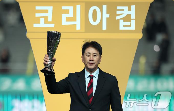 30일 오후 서울 마포구 서울월드컵경기장에서 열린 '2024 하나은행 코리아컵 결승전' 포항 스틸러스와 울산HD의 경기에서 감독상에 등극한 포항 박태하 감독이 기념 촬영을 하고 있다. 2024.11.30/뉴스1 ⓒ News1 김진환 기자